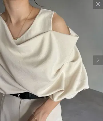 [ 새상품급 ] 드레이프 오프숄더 티셔츠 마쥬