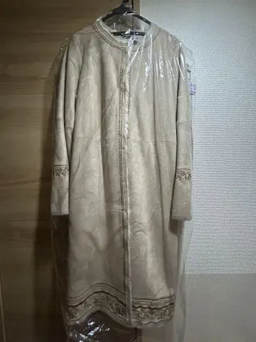 베이지 자수 장식 페이크 무스탕 롱 코트