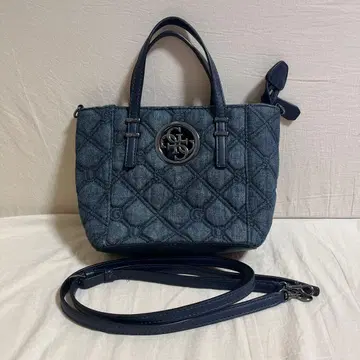 GUESS 다크 데님 퀼팅 숄더백