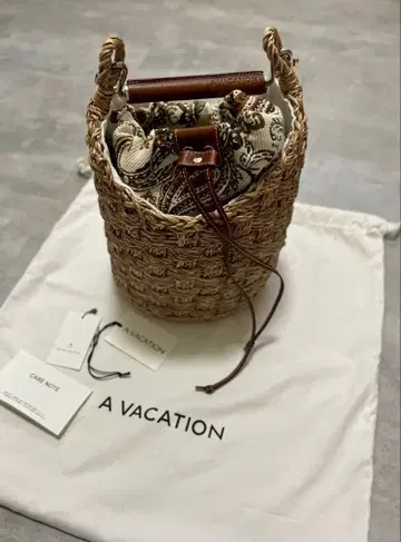 [ 새상품급 ] A VACATION BUCKET 브라운 베이즐리 바스켓백