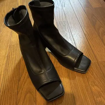 블랙 오픈토 부티 GU