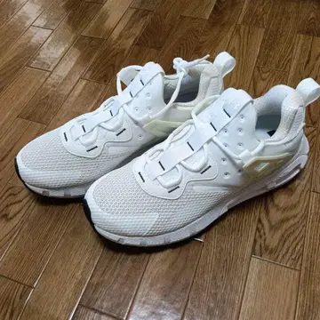 언더아머 화이트 스니커즈