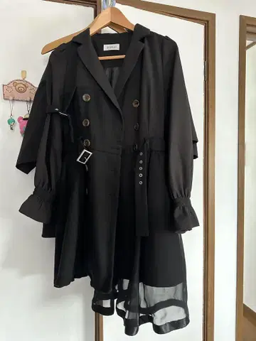 블랙 더블 브레스트 트렌치코트