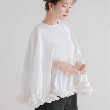 [ Fitmore ] 밑단 프릴 케이프 블라우스 화이트 핏모어