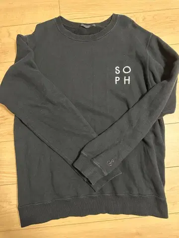 SOPH. 블랙 맨투맨
