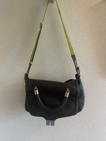 carven 브라운 가죽 숄더백 그린 스트랩