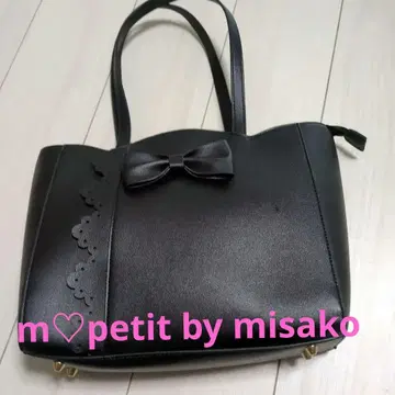 리본 포함 블랙 핸드백