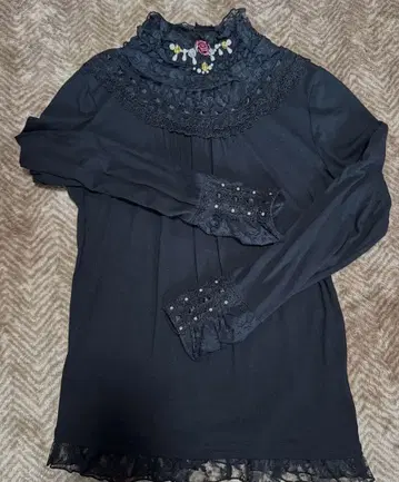 axes femme 레이스 하이넥 블랙 상의