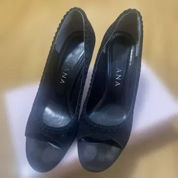 다이애나 블랙 플라워 장식 펌프스