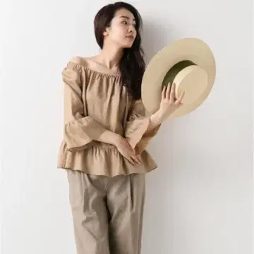 플라주 [ Plage ] 린넨 오프숄더 블라우스 2WAY 베이지 새상품급