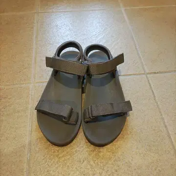 UNIQLO U 그레이 스포츠 샌들