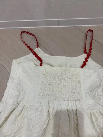 아이보리 티어드 뷔스티에 빨간색 스트랩