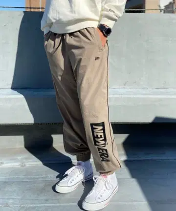 NEW ERA 베이지 나일론 팬츠
