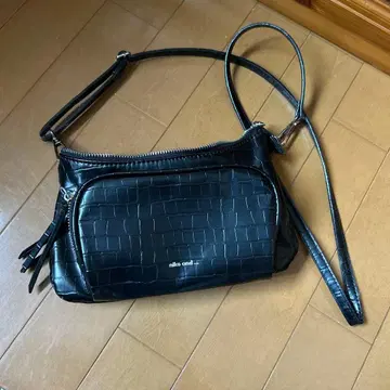 크로커다일 패턴 숄더백 블랙