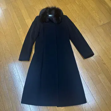 퍼 카라 부착 블랙 롱 코트 23구