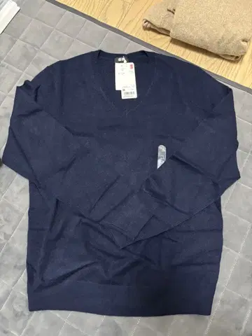 [ 새상품 미사용 ] UNIQLO 캐시미어 100% 네이비 스웨터 M