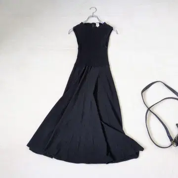 [ EFFE BEAMS ] 이소재 절개 롱 플레어 원피스 블랙