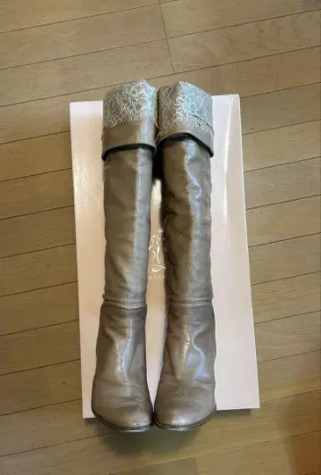 레베카 테일러 레이스 포함 베이지 가죽 롱 부츠