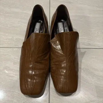 브라운 크로커다일풍 가죽 로퍼