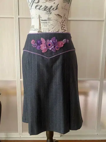 모스키노 꽃무늬 자수 그레이 미디 스커트 42 사이즈