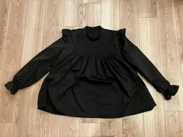 프릴 달린 블랙 긴팔 블라우스