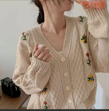 크림색 케이블 니트 가디건