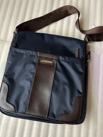 유미 카츠라 네이비 숄더백