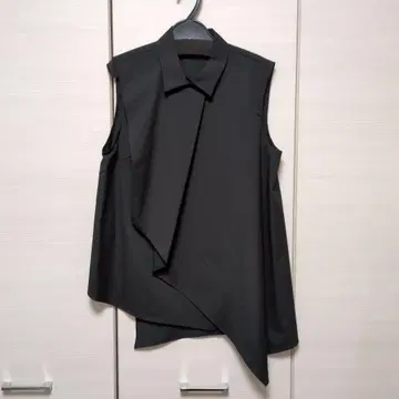 블랙 슬리브리스 셔츠