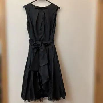 캐서린 로스 블랙 슬리브리스 드레스