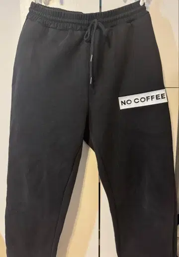 NO COFFEE 블랙 스웨트 팬츠