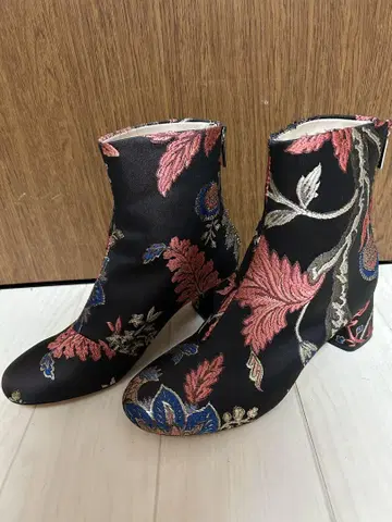 ZARA 자수 부츠