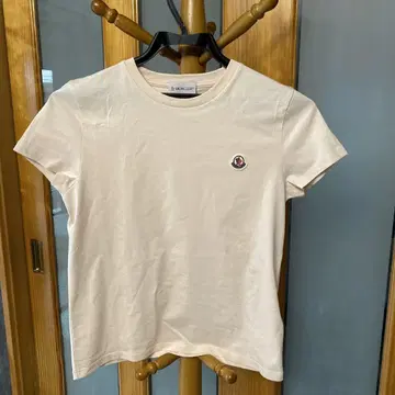MONCLER 베이지 로고 자수 T셔츠