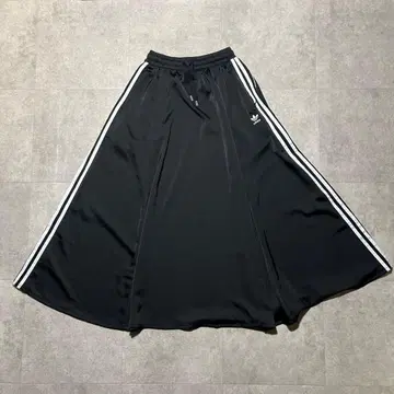 새상품급 아디다스 오리지널 플레어 스커트 쓰리라인 블랙 S