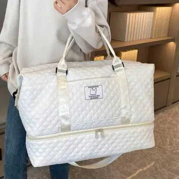 화이트 퀼팅 더플백