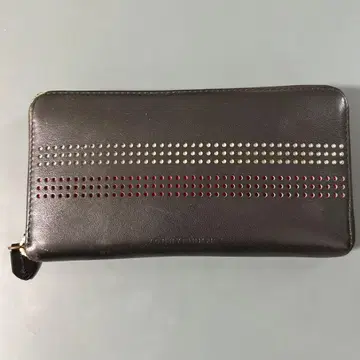 스터드 장식 블랙 가죽 장지갑