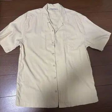 크림색 반팔 셔츠 가슴 포켓 부착
