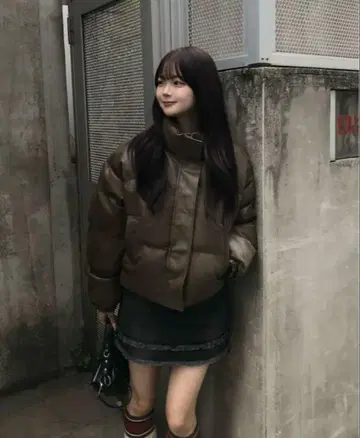 emmy 레더 터치 패디드 숏 블루종 다운 자켓 브라운