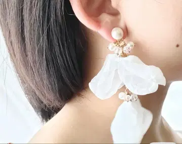 꽃잎 모티브 귀걸이