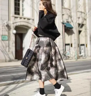 [ 미사용 새상품 ] 린카블 실버 플레어 스커트 광택 프린트 디자인