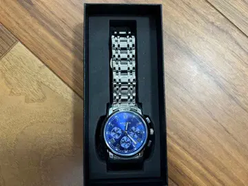 파란 다이얼의 크로노그래프 손목시계