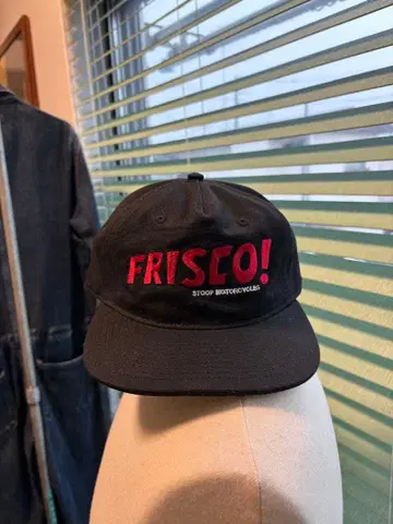FRISCO! 로고 자수 스냅백 캡