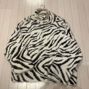 H&M 제브라 패턴 터틀넥 니트 XL