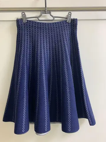 barneys new york 네이비 플레어 스커트 니트 기하학 패턴