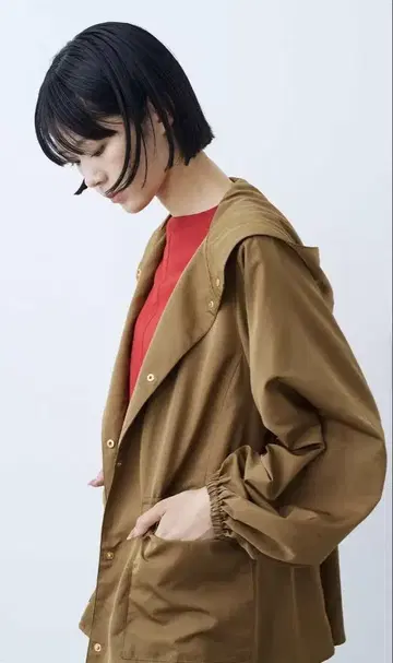 발수 소재의 백 개더 마운틴 후드티 베이지