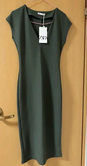 ZARA 다크 그린 V넥 타이트 원피스