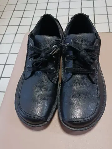 Clarks 블랙 가죽 신발