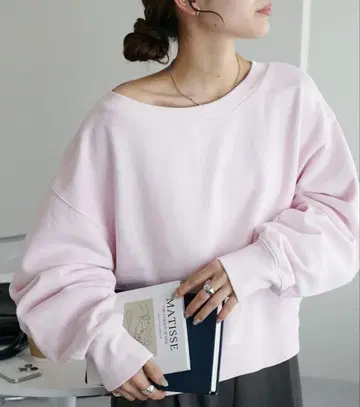 디스코트 피그먼트 원숄더 맨투맨 핑크