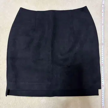 거의 미사용 슬라이 블랙 스웨이드풍 타이트 스커트