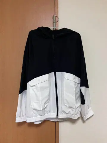 UNDER ARMOUR 후드 부착 블랙 화이트 점퍼