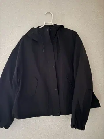 UNIQLO 블랙 후드 부착 마운틴 파카 숏 후드티